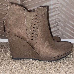 Daisy fuentes, size 8, wedge booties, never worn